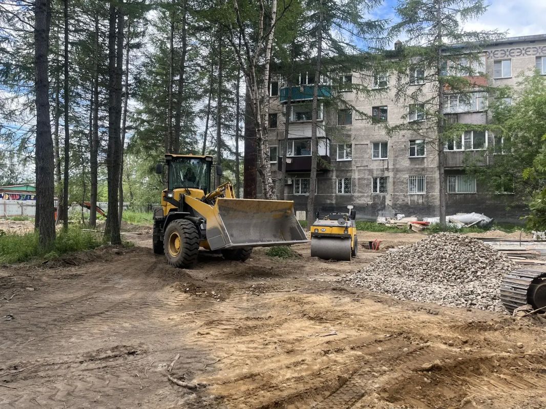 Сергей Лозовский проинспектировал ход благоустройства Аллеи доблести и славы в городе Елизово Сергей Лозовский проинспектировал ход благоустройства Аллеи доблести и славы в городе Елизово