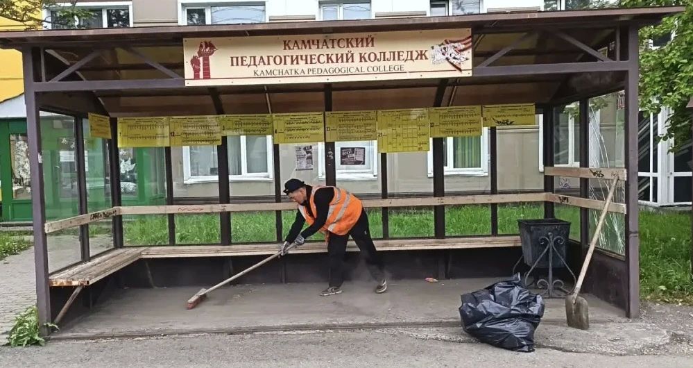 Город день за днем. . 17 июля 2026 года Бригады ручного труда выполняют уборку песка и мусора Город день за днем. . 17 июля 2026 года Бригады ручного труда выполняют уборку песка и мусора