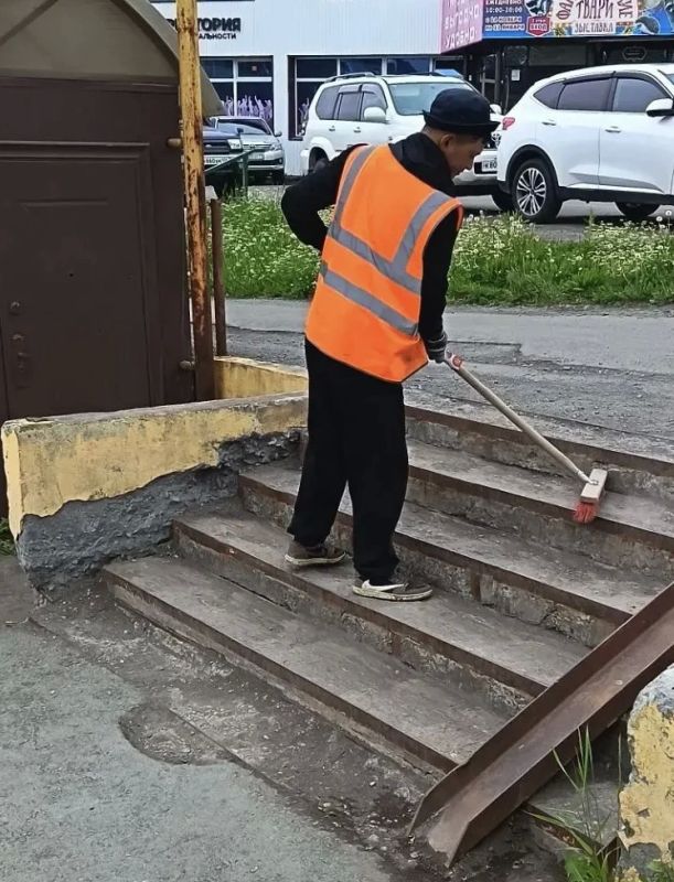 Город день за днем. . 17 июля 2026 года Бригады ручного труда выполняют уборку песка и мусора Город день за днем. . 17 июля 2026 года Бригады ручного труда выполняют уборку песка и мусора