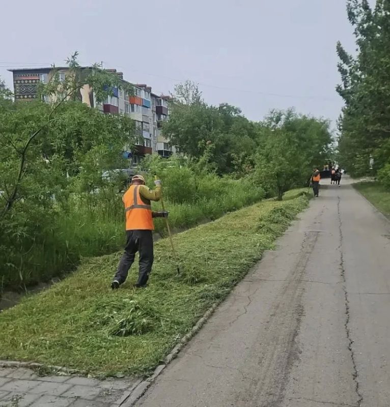 Город день за днем. . 17 июля 2026 года Бригады ручного труда выполняют уборку песка и мусора Город день за днем. . 17 июля 2026 года Бригады ручного труда выполняют уборку песка и мусора