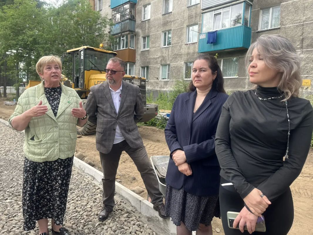 Сергей Лозовский проинспектировал ход благоустройства Аллеи доблести и славы в городе Елизово