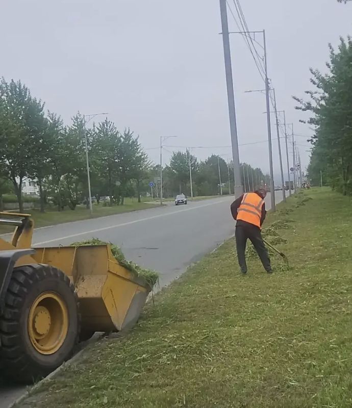 Город день за днем. . 17 июля 2026 года Бригады ручного труда выполняют уборку песка и мусора Город день за днем. . 17 июля 2026 года Бригады ручного труда выполняют уборку песка и мусора