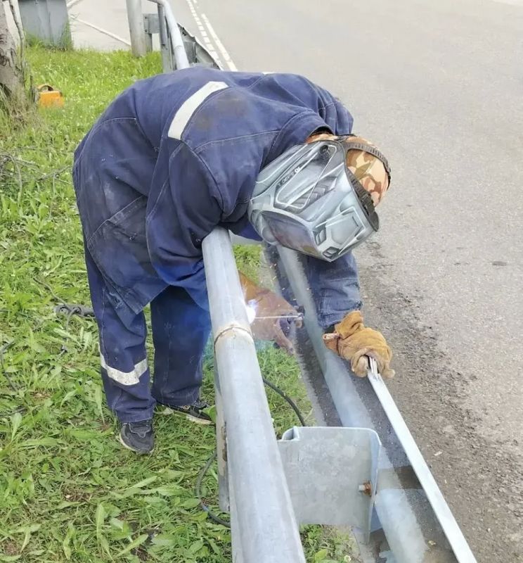 Город день за днем. . 17 июля 2026 года Бригады ручного труда выполняют уборку песка и мусора Город день за днем. . 17 июля 2026 года Бригады ручного труда выполняют уборку песка и мусора