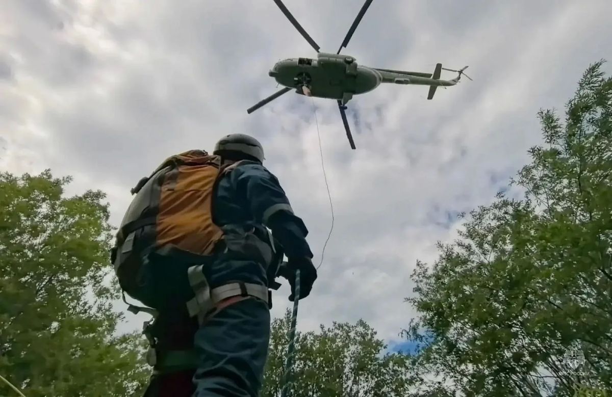 Спасатели Камчатки десантировались с вертолёта в лес без парашютов Спасатели Камчатки десантировались с вертолёта в лес без парашютов