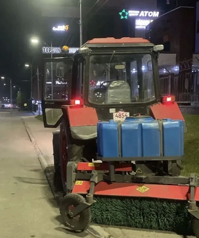 Город день за днем. 18 июля 2026 года В ПетропавловскеКамчатском в круглосуточном режиме проходят работы по содержанию городских территорий Город день за днем. 18 июля 2026 года В ПетропавловскеКамчатском в круглосуточном режиме проходят работы по содержанию городских территорий