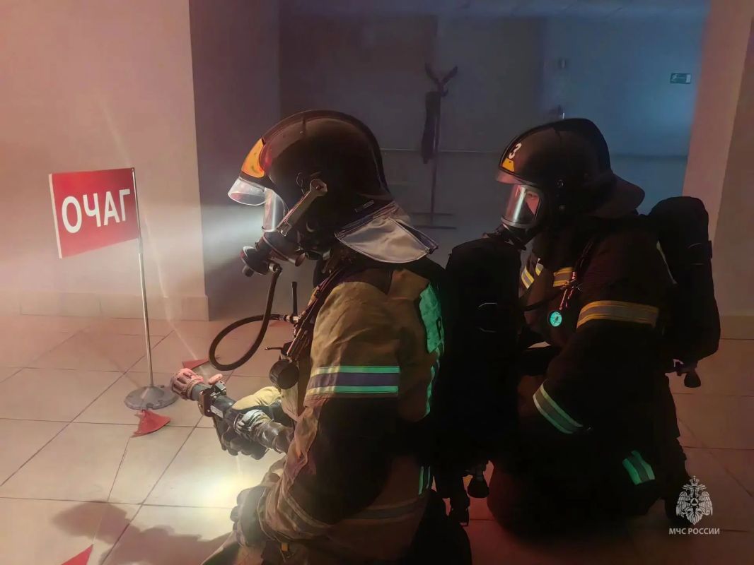 В новом корпусе школы №40 провели учения по спасению людей из дымовой ловушки В новом корпусе школы №40 провели учения по спасению людей из дымовой ловушки