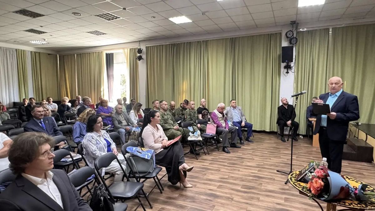 В Камчатской краевой научной библиотеке им. С.П. Крашенинникова состоялась презентация издания авторов Вячеслава Скалацкого и Натальи Максимишиной "Гордость Камчатки - Гордость России" В Камчатской краевой научной библиотеке им. С.П. Крашенинникова состоялась презентация издания авторов Вячеслава Скалацкого и Натальи Максимишиной "Гордость Камчатки - Гордость России"