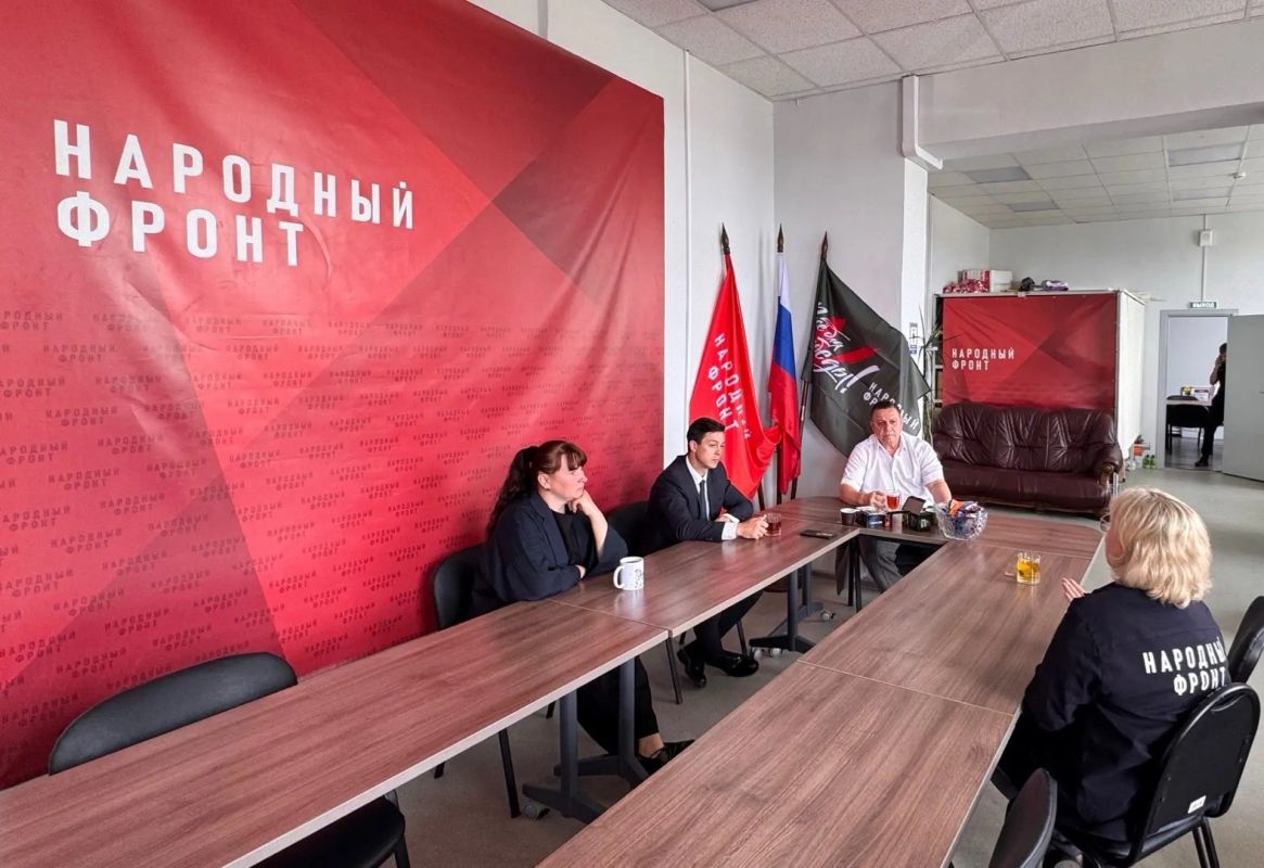 В честь 15-летия Народного фронта депутаты Городской Думы посетили камчатских активистов В честь 15-летия Народного фронта депутаты Городской Думы посетили камчатских активистов