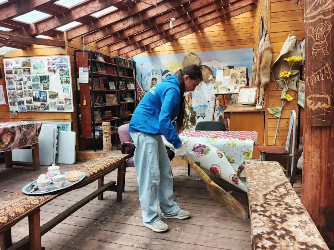 Депутат Владимир Агеев присоединился к субботнику в этнодеревне Пимчах Депутат Владимир Агеев присоединился к субботнику в этнодеревне Пимчах