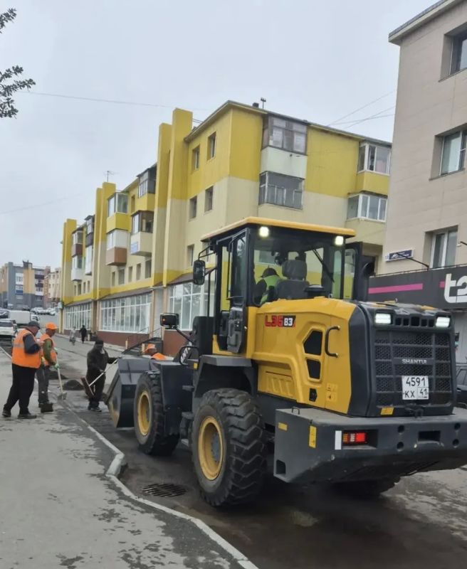 Город день за днем. 21 июля 2026 года Подрядные организации продолжают работы по содержанию улиц ПетропавловскаКамчатского Город день за днем. 21 июля 2026 года Подрядные организации продолжают работы по содержанию улиц ПетропавловскаКамчатского