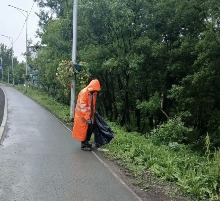Город день за днем. 21 июля 2026 года Подрядные организации продолжают работы по содержанию улиц ПетропавловскаКамчатского Город день за днем. 21 июля 2026 года Подрядные организации продолжают работы по содержанию улиц ПетропавловскаКамчатского