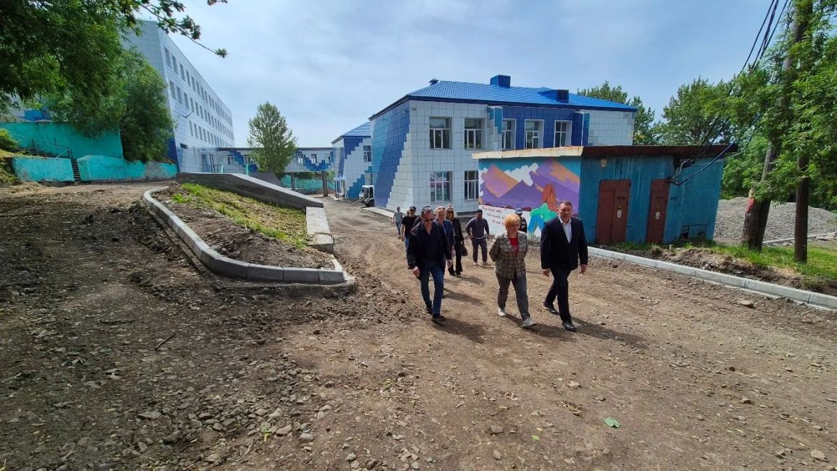 В Петропавловске-Камчатском под руководством врип Главы города Андрея Воровского состоялось выездное совещание на территории МБОУ «Средняя школа №35» в микрорайоне Сероглазка В Петропавловске-Камчатском под руководством врип Главы города Андрея Воровского состоялось выездное совещание на территории МБОУ «Средняя школа №35» в микрорайоне Сероглазка
