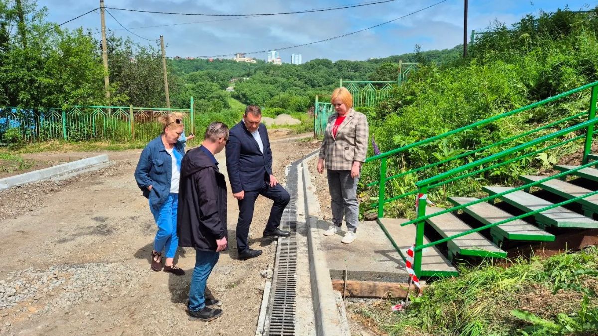 В Петропавловске-Камчатском под руководством врип Главы города Андрея Воровского состоялось выездное совещание на территории МБОУ «Средняя школа №35» в микрорайоне Сероглазка В Петропавловске-Камчатском под руководством врип Главы города Андрея Воровского состоялось выездное совещание на территории МБОУ «Средняя школа №35» в микрорайоне Сероглазка