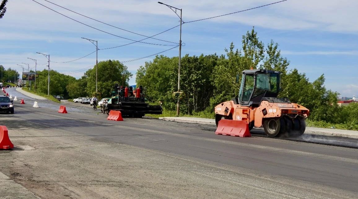 На улицах Зеркальная и Владивостокская укладывают верхний слой асфальта На улицах Зеркальная и Владивостокская укладывают верхний слой асфальта