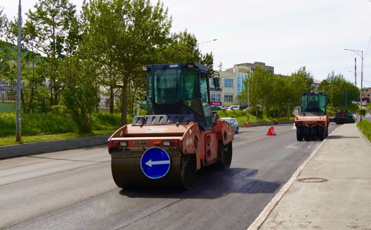 На улицах Зеркальная и Владивостокская укладывают верхний слой асфальта