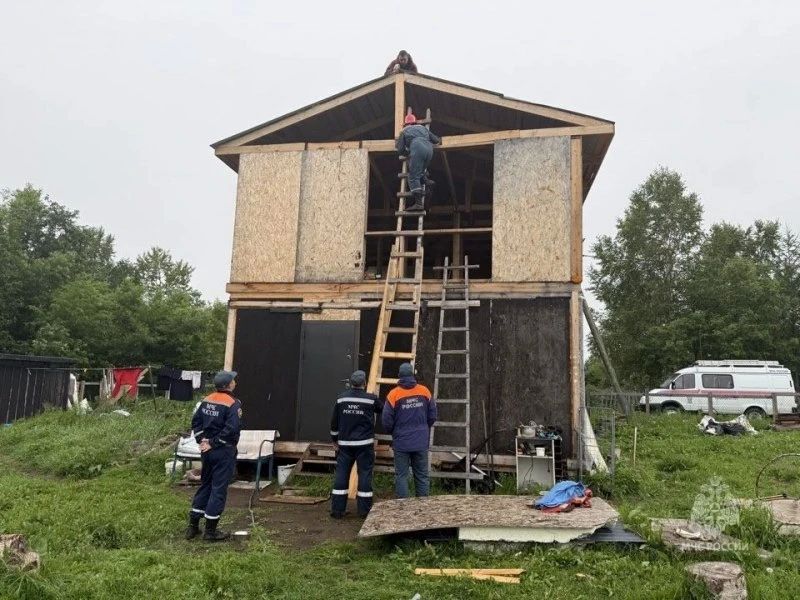 Помощь спасателей потребовалась камчатцу, застрявшему на крыше недостроенного дома