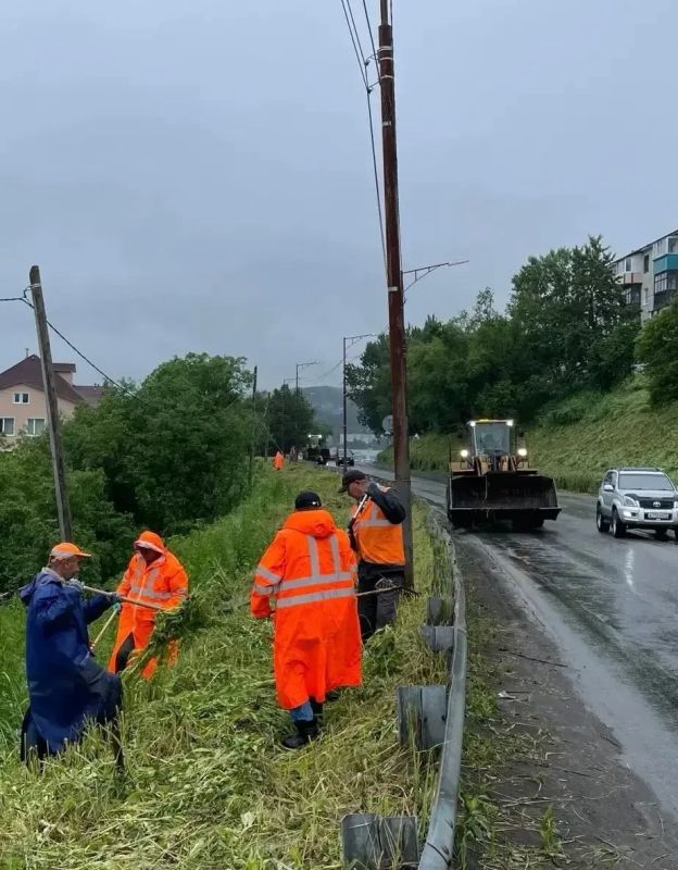 Город день за днем. 27 июля 2026 года В Петропавловске-Камчатском в ежедневном режиме продолжаются работы по содержанию городских территорий Город день за днем. 27 июля 2026 года В Петропавловске-Камчатском в ежедневном режиме продолжаются работы по содержанию городских территорий