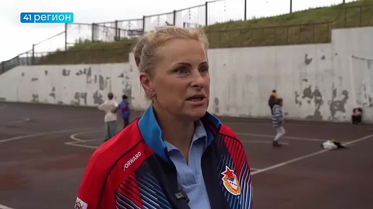 Мастер спорта России, тренер-преподаватель Камчатской спортшколы олимпийского резерва единоборств Светлана Галянт провела утреннюю разминку для воспитанников городского лагеря в Петропавловске