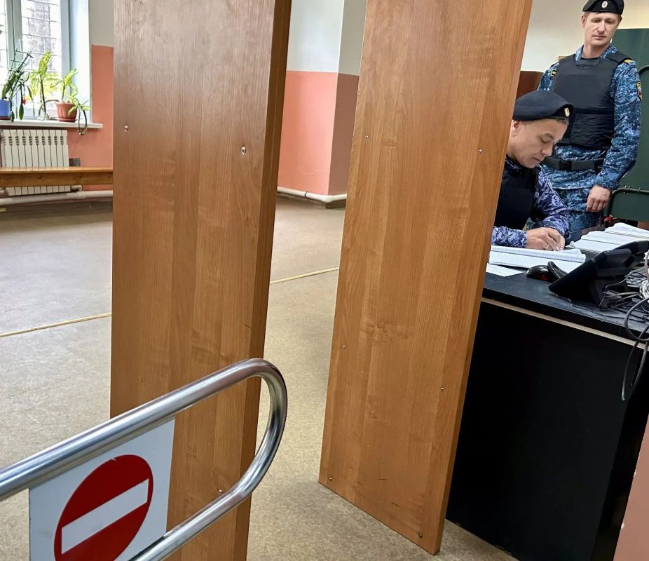 Житель Паратунки пришёл к приставам с пистолетом Житель Паратунки пришёл к приставам с пистолетом