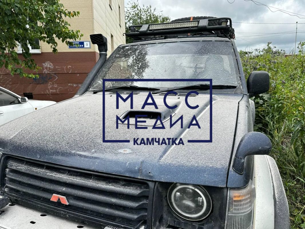 ВЫПАВШИЙ ПЕПЕЛ В ПОСЁЛКЕ КЛЮЧИ ПОСЛЕ ИЗВЕРЖЕНИЯ ВУЛКАНА ШИВЕЛУЧ (ФОТО)