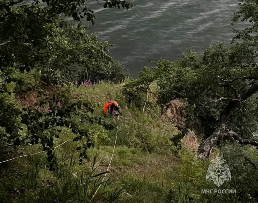 В Петропавловске-Камчатском спасатели оказали помощь застрявшим на Никольской сопке гостям города В Петропавловске-Камчатском спасатели оказали помощь застрявшим на Никольской сопке гостям города