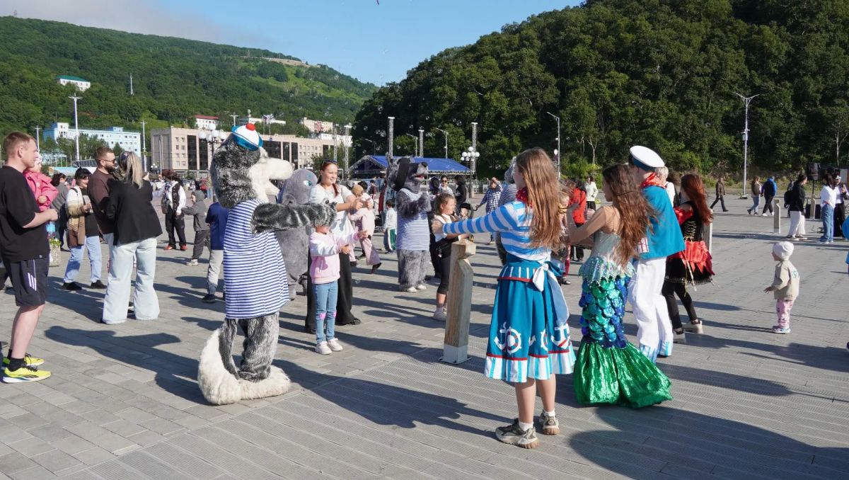 В Петропавловске-Камчатском на набережной по улице Озерновская коса прошел морской променад, в честь Дня Военно-Морского Флота России В Петропавловске-Камчатском на набережной по улице Озерновская коса прошел морской променад, в честь Дня Военно-Морского Флота России