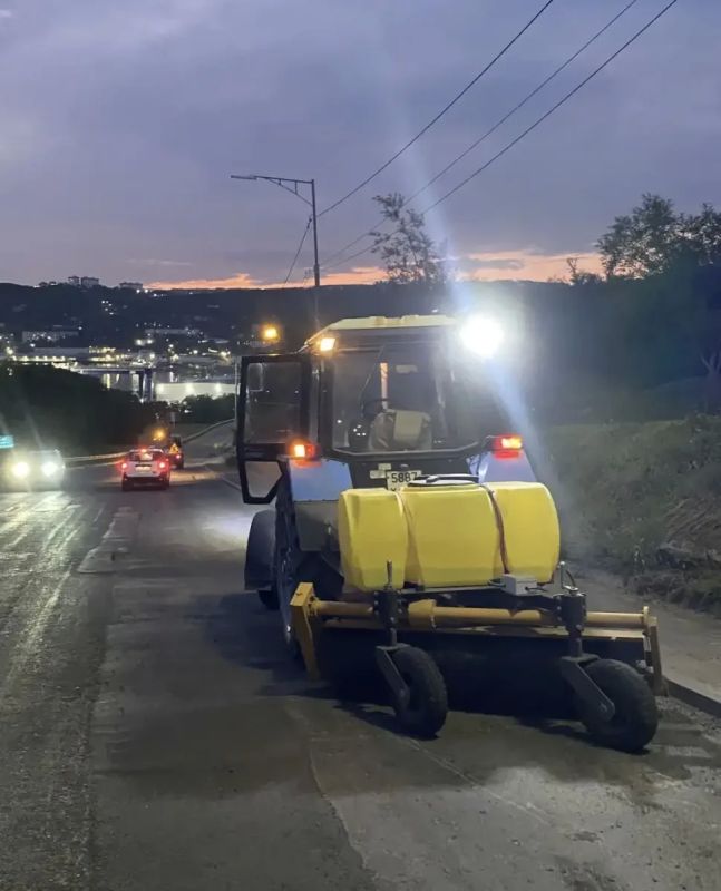 Город день за днем. 3 августа 2026 года В ПетропавловскеКамчатском подрядные организации ведут работы по содержанию городских территорий в круглосуточном режиме Город день за днем. 3 августа 2026 года В ПетропавловскеКамчатском подрядные организации ведут работы по содержанию городских территорий в круглосуточном режиме