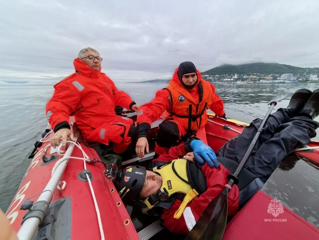На Камчатке прошли учения по спасению каякеров в холодной воде На Камчатке прошли учения по спасению каякеров в холодной воде