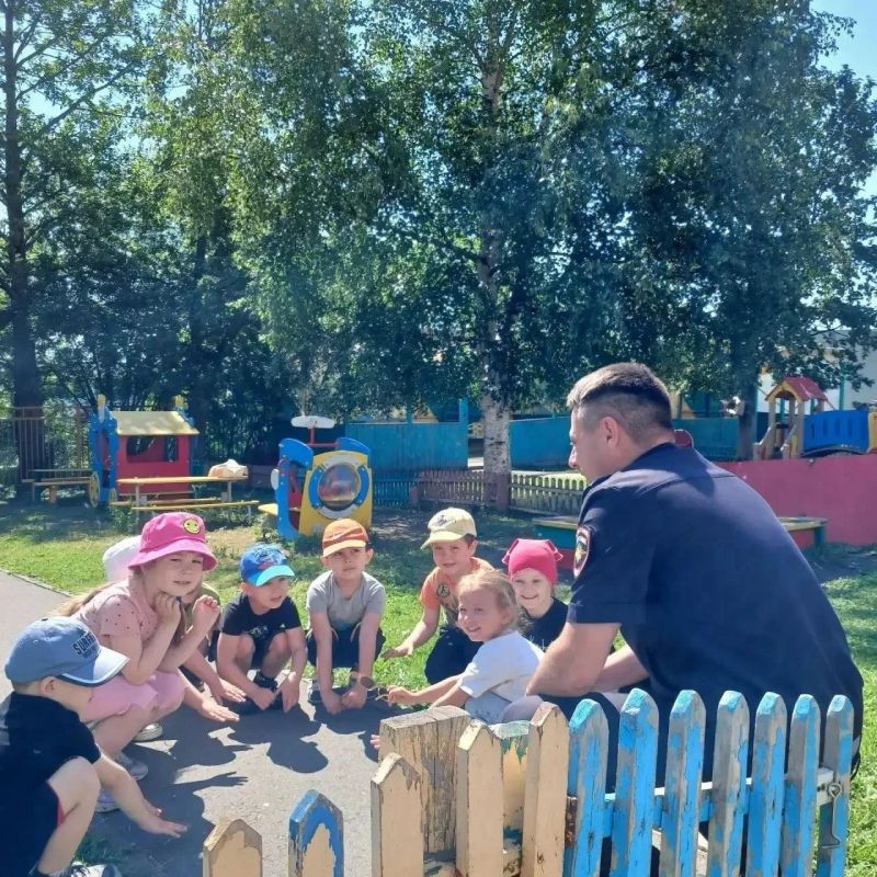 На Камчатке транспортные полицейские провели для дошколят акцию «Зарядка со стражем порядка» На Камчатке транспортные полицейские провели для дошколят акцию «Зарядка со стражем порядка»