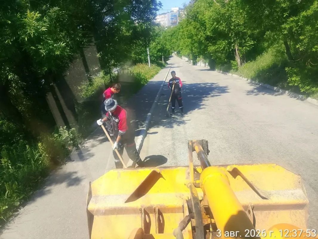 Город день за днем. 3 августа 2026 года В ПетропавловскеКамчатском подрядные организации ведут работы по содержанию городских территорий в круглосуточном режиме Город день за днем. 3 августа 2026 года В ПетропавловскеКамчатском подрядные организации ведут работы по содержанию городских территорий в круглосуточном режиме