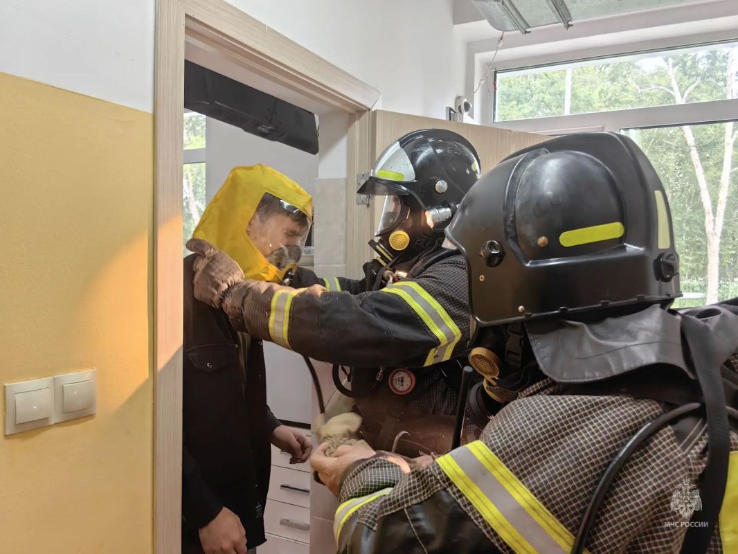 Камчатские пожарные тренировались тушить дом престарелых в Елизовском округе Камчатские пожарные тренировались тушить дом престарелых в Елизовском округе