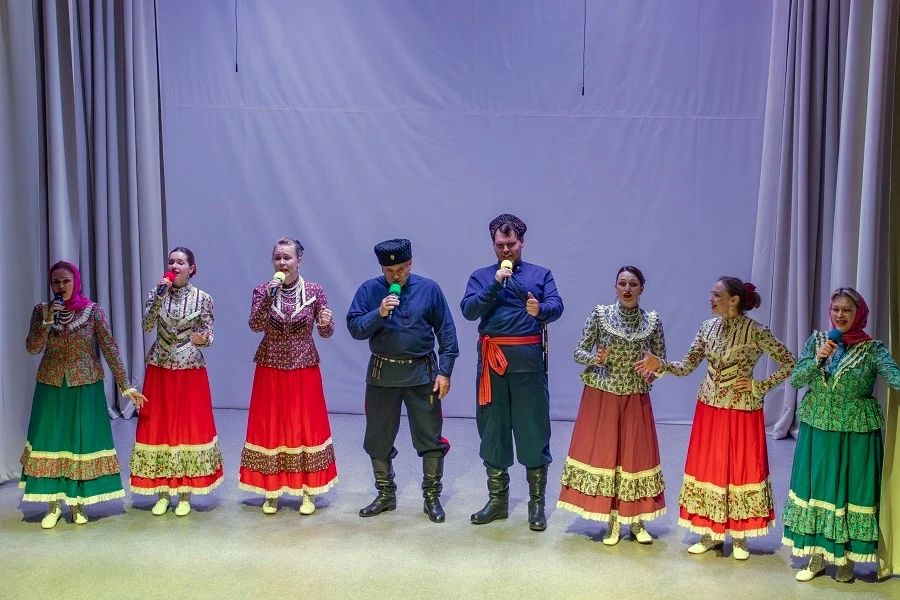 Праздничным настроением поделились артисты ансамблей «Ангт» и «Родные напевы» с жителями Быстринского, Карагинского и Пенжинского районов Праздничным настроением поделились артисты ансамблей «Ангт» и «Родные напевы» с жителями Быстринского, Карагинского и Пенжинского районов