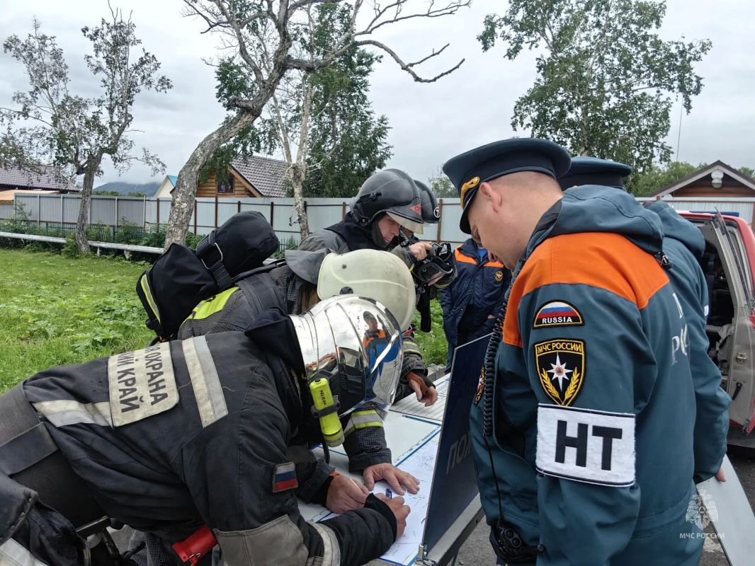 Камчатские пожарные тренировались тушить дом престарелых в Елизовском округе Камчатские пожарные тренировались тушить дом престарелых в Елизовском округе