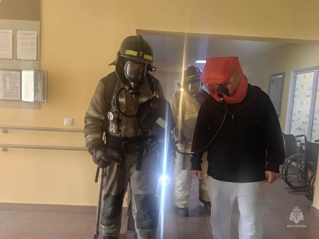 Камчатские пожарные тренировались тушить дом престарелых в Елизовском округе Камчатские пожарные тренировались тушить дом престарелых в Елизовском округе