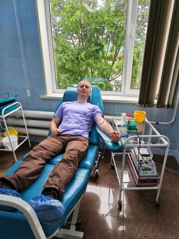 Уполномоченный по правам человека в Камчатском крае Евгений Беляев в очередной раз посетил Камчатскую станцию переливания крови для донации