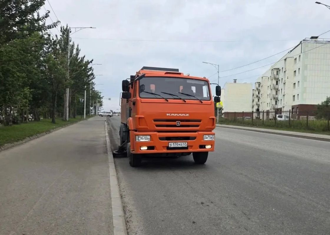 Город день за днем. . 5 августа 2026 года Подрядные организации в круглосуточном режиме продолжают комплекс мероприятий по содержанию городских территорий Город день за днем. . 5 августа 2026 года Подрядные организации в круглосуточном режиме продолжают комплекс мероприятий по содержанию городских территорий