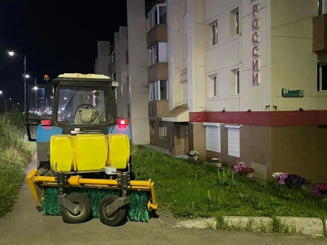 Город день за днем. . 5 августа 2026 года Подрядные организации в круглосуточном режиме продолжают комплекс мероприятий по содержанию городских территорий Город день за днем. . 5 августа 2026 года Подрядные организации в круглосуточном режиме продолжают комплекс мероприятий по содержанию городских территорий