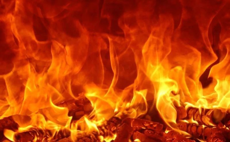Пожар повредил гараж и мансарду дома в городе Елизово