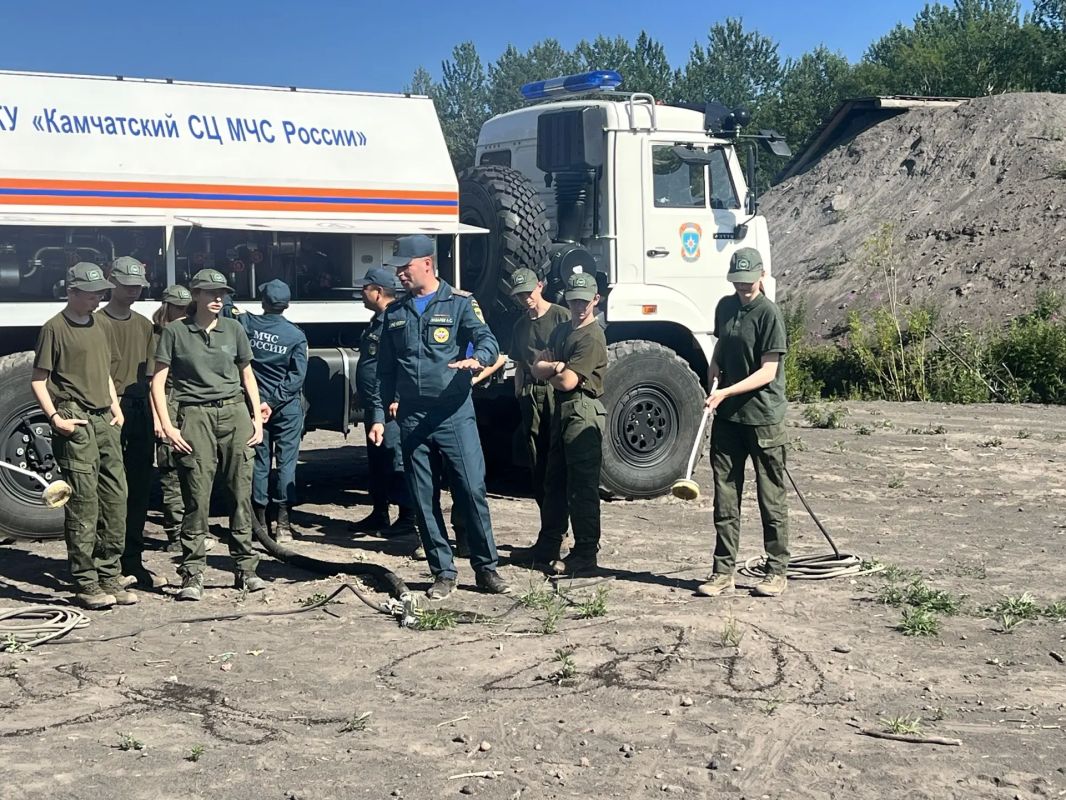 СПАСАТЕЛИ В ГОСТЯХ. Спасатели МЧС провели для курсантов лагеря занятия по основам безопасности жизнедеятельности СПАСАТЕЛИ В ГОСТЯХ. Спасатели МЧС провели для курсантов лагеря занятия по основам безопасности жизнедеятельности