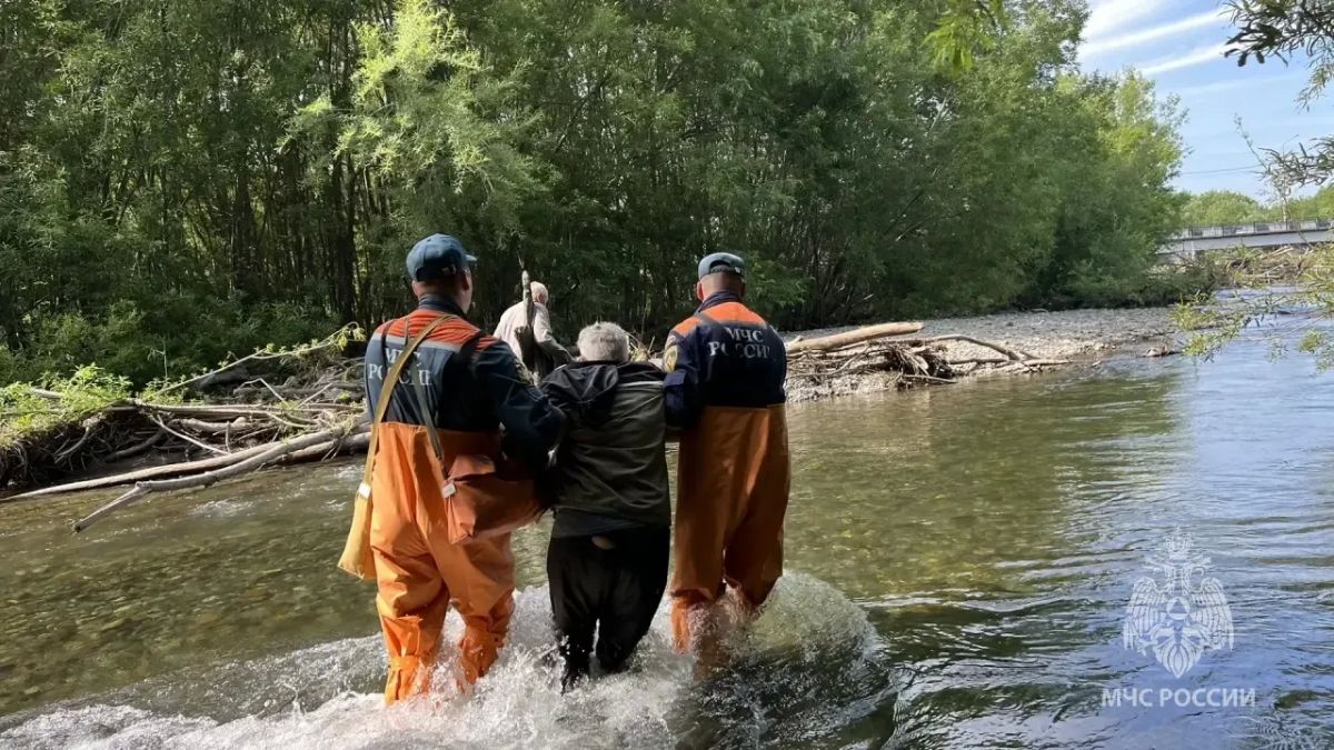 На Камчатке спасатели МЧС России оказали помощь пенсионерам-рыбакам, застрявшим в заломе реки На Камчатке спасатели МЧС России оказали помощь пенсионерам-рыбакам, застрявшим в заломе реки
