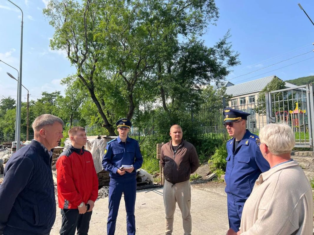 Прокурор Камчатского края Дмитрий Рычагов в ходе рабочей поездки в Тигильский муниципальный округ и городской округ «Палана» представил руководителям органов местного самоуправления и правоохраны вновь назначенного прокурора... Прокурор Камчатского края Дмитрий Рычагов в ходе рабочей поездки в Тигильский муниципальный округ и городской округ «Палана» представил руководителям органов местного самоуправления и правоохраны вновь назначенного прокурора...