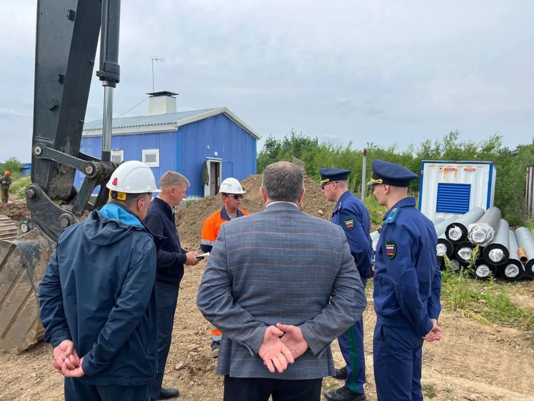 Прокурор Камчатского края Дмитрий Рычагов в ходе рабочей поездки в Тигильский муниципальный округ и городской округ «Палана» представил руководителям органов местного самоуправления и правоохраны вновь назначенного прокурора... Прокурор Камчатского края Дмитрий Рычагов в ходе рабочей поездки в Тигильский муниципальный округ и городской округ «Палана» представил руководителям органов местного самоуправления и правоохраны вновь назначенного прокурора...