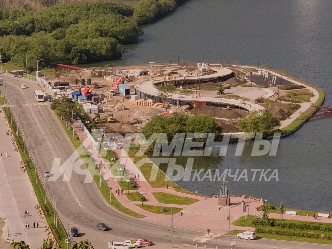 Узнаёте это место? Горожане гадают: что же здесь строят? Выглядит интригующе, но ответов пока нет