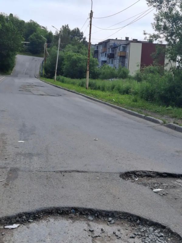 #нам_пишут. Дорога возле домов по адресам: ул. Курильская, д. 20 и ул. Корякская, д. 20. Обещали заделать ямы ещё в прошлом году #нам_пишут. Дорога возле домов по адресам: ул. Курильская, д. 20 и ул. Корякская, д. 20. Обещали заделать ямы ещё в прошлом году