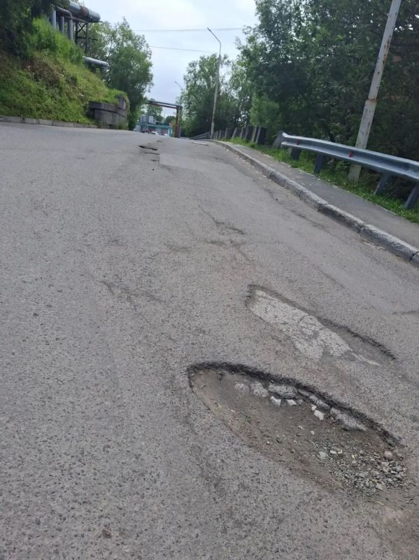 #нам_пишут. Дорога возле домов по адресам: ул. Курильская, д. 20 и ул. Корякская, д. 20. Обещали заделать ямы ещё в прошлом году #нам_пишут. Дорога возле домов по адресам: ул. Курильская, д. 20 и ул. Корякская, д. 20. Обещали заделать ямы ещё в прошлом году