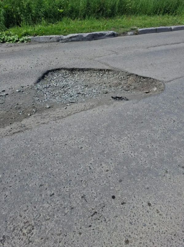 #нам_пишут. Дорога возле домов по адресам: ул. Курильская, д. 20 и ул. Корякская, д. 20. Обещали заделать ямы ещё в прошлом году #нам_пишут. Дорога возле домов по адресам: ул. Курильская, д. 20 и ул. Корякская, д. 20. Обещали заделать ямы ещё в прошлом году