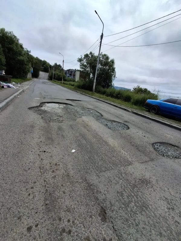 #нам_пишут. Дорога возле домов по адресам: ул. Курильская, д. 20 и ул. Корякская, д. 20. Обещали заделать ямы ещё в прошлом году #нам_пишут. Дорога возле домов по адресам: ул. Курильская, д. 20 и ул. Корякская, д. 20. Обещали заделать ямы ещё в прошлом году