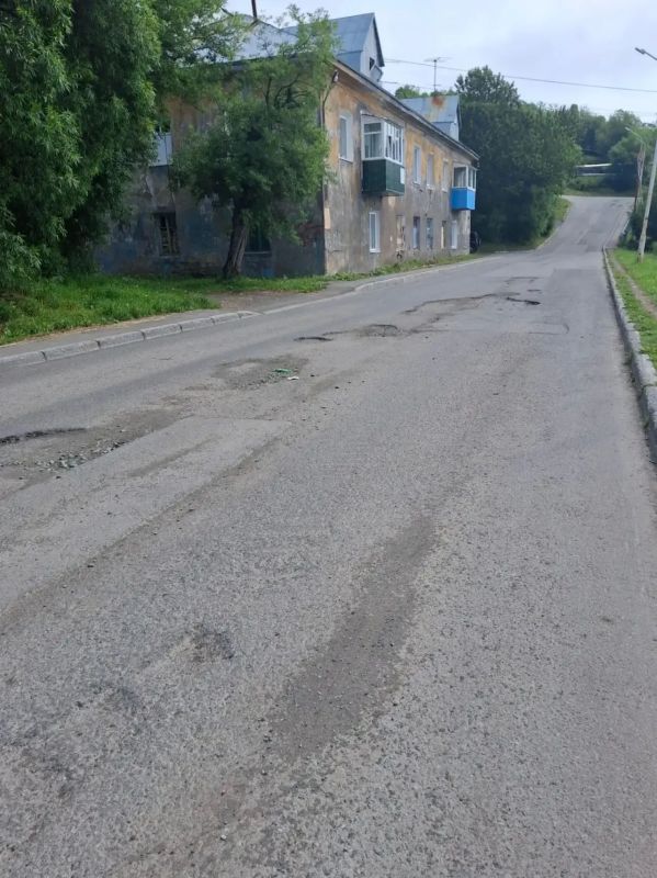 #нам_пишут. Дорога возле домов по адресам: ул. Курильская, д. 20 и ул. Корякская, д. 20. Обещали заделать ямы ещё в прошлом году #нам_пишут. Дорога возле домов по адресам: ул. Курильская, д. 20 и ул. Корякская, д. 20. Обещали заделать ямы ещё в прошлом году