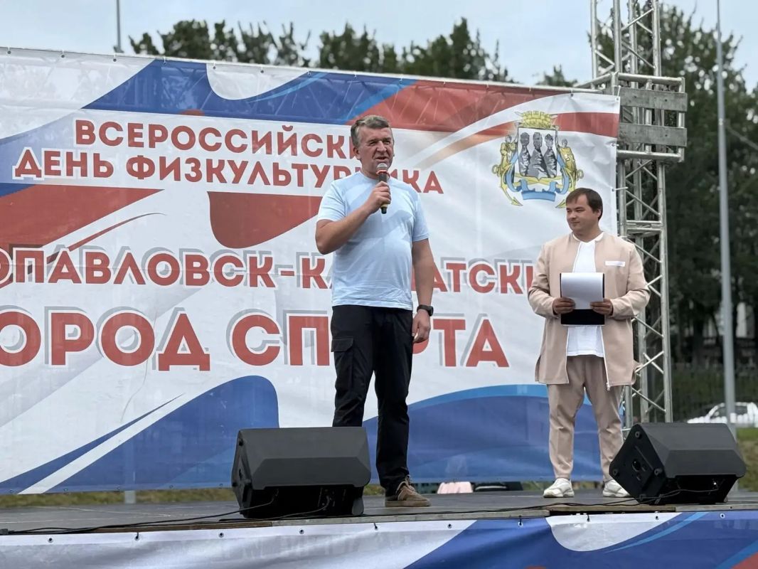 Дмитрий Коростелев вручил награды камчатского парламента сотрудникам спортивных учреждений в связи с празднованием Дня физкультурника Дмитрий Коростелев вручил награды камчатского парламента сотрудникам спортивных учреждений в связи с празднованием Дня физкультурника