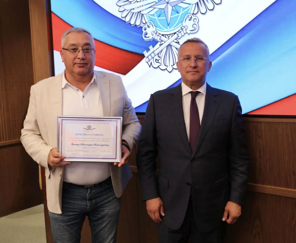 Геннадий Безлобенко вручил сотрудникам Росгранстроя заслуженные награды Геннадий Безлобенко вручил сотрудникам Росгранстроя заслуженные награды